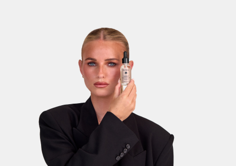 Apraise Nourishing Brow Oil Model